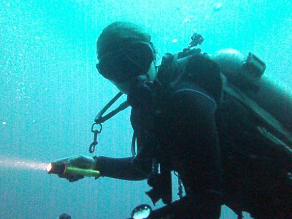 Início de mergulho no Blue Hole na grande barreira de corais de Belize